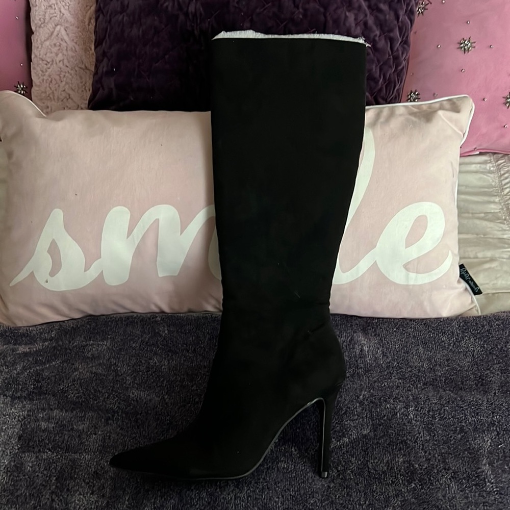 Women’s faux suede new without tags black knee-high boots.size 8 medium